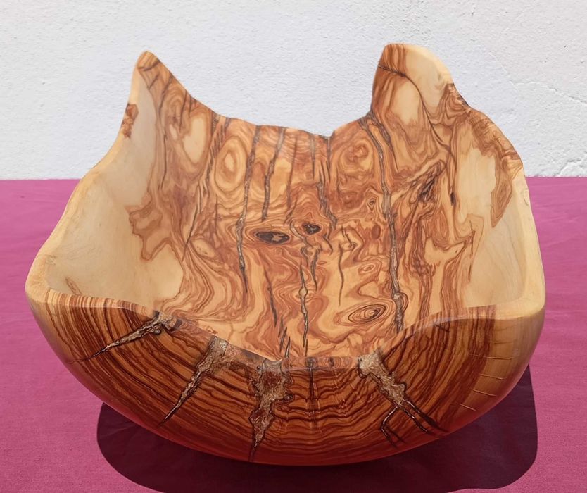 Fruteira feita em madeira de oliveira