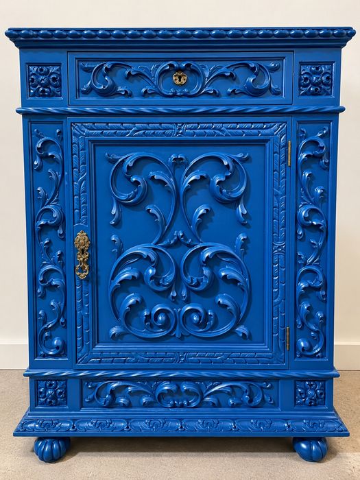 Armário antigo em madeira maciça (lacado azul)