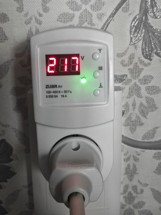 Реле напруги в розетку R116y 16А,  Zubr