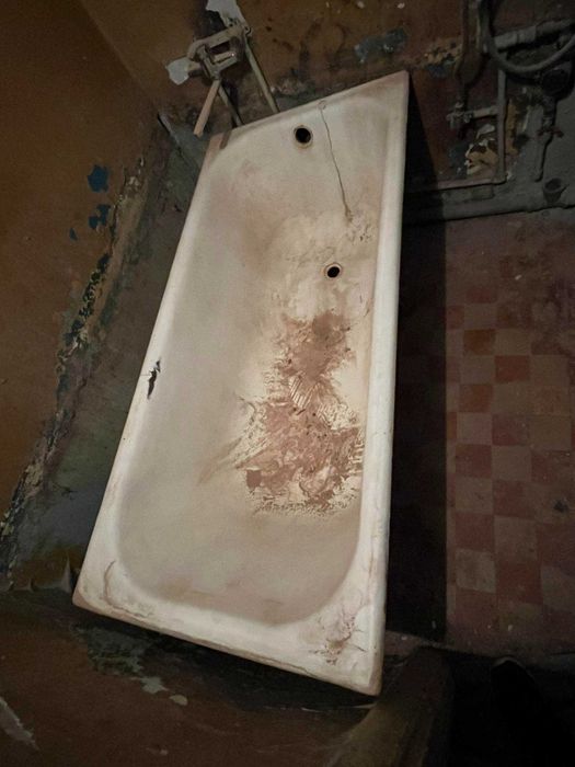 Віддам БЕЗКОШТОВНО чавунну ванну . Ціла. Самовивіз та самовиніс