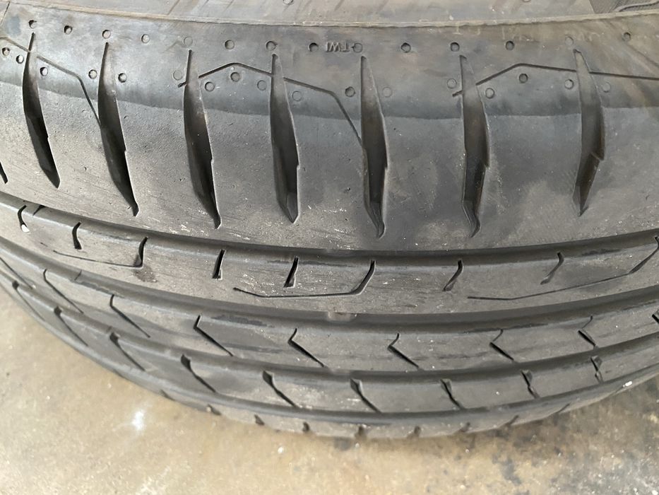 Dois pneus usados, Michelin e Continental