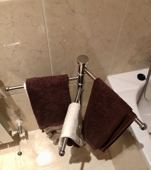 Toalheiro de pé com braços