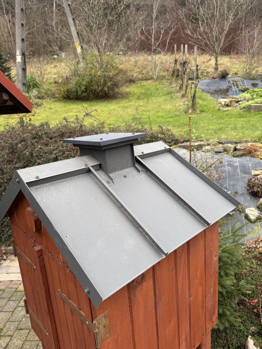 Wędzarnia drewniana - solidna na nogach - eleganckim daszkiem