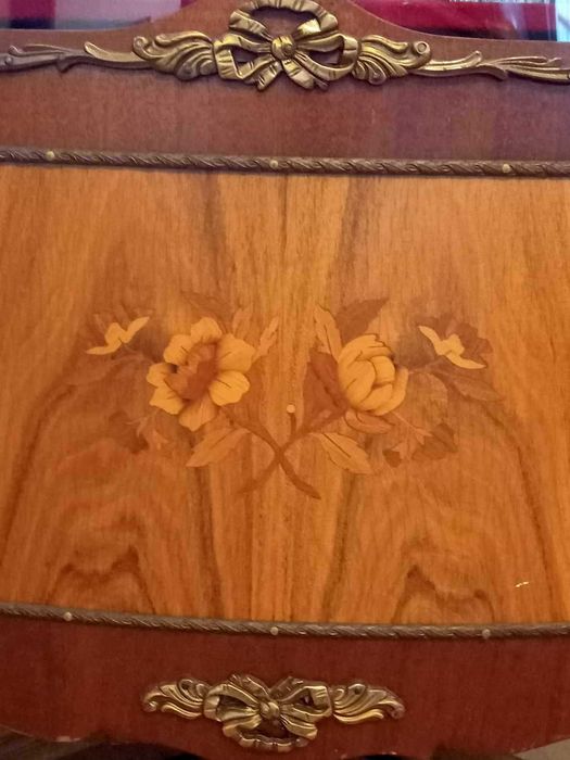 Witrynka Ludwikowska, Serwantka z intarsjami