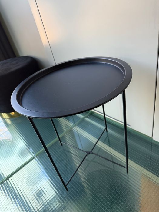Czarny okrągły metalowy stolik