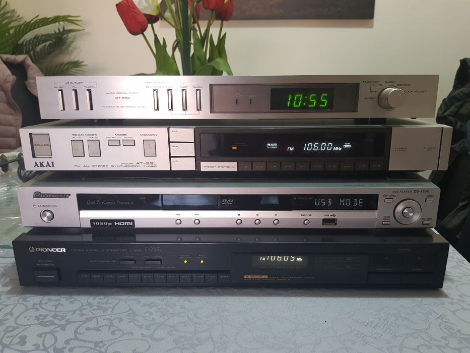 Dois sintonizadores Pioneer. Akai..