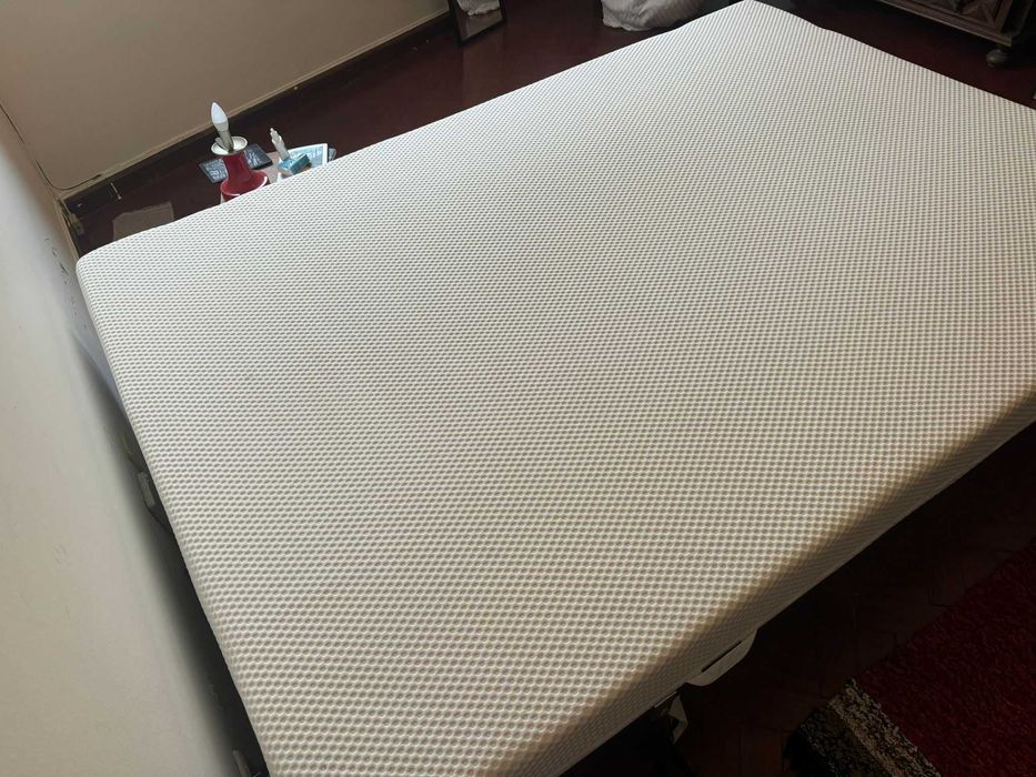 Estrado / base de cama da casal (IKEA) + dois colchões como NOVOS (IKEA)