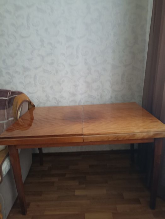 Стіл обідній дерев'яний