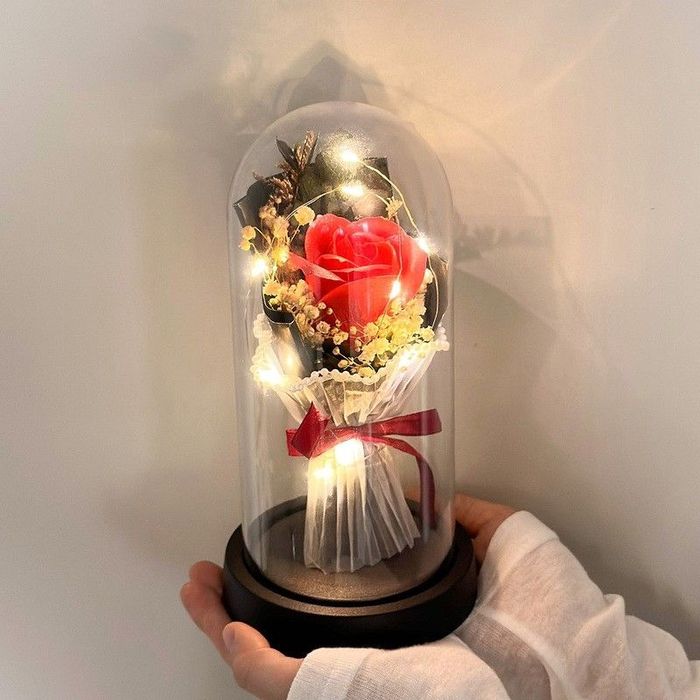 Троянда в колбі з підвсіткою