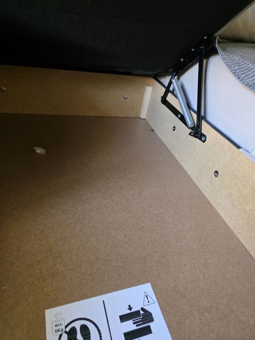 Sofa como novo. Gato preto.