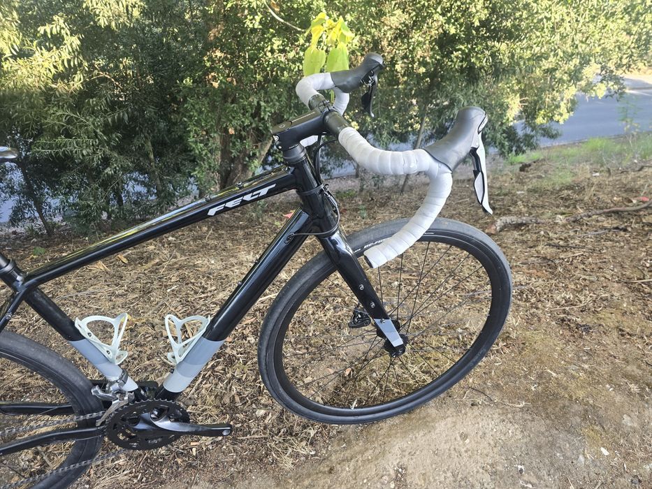 Felt de gravel  M 8x2v em bom estado
