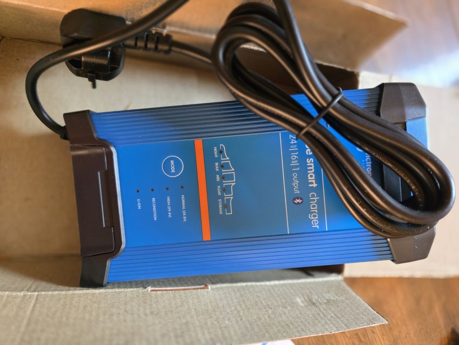 Blue Smart IP22 Charger 24/16 (1)