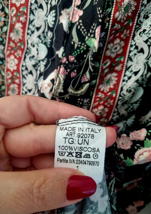 Vestido de manga comprida, florido em fundo preto.  TU
