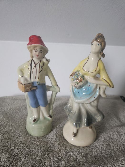 Figurka porcelanowa  chłopiec w czerwonej czapce