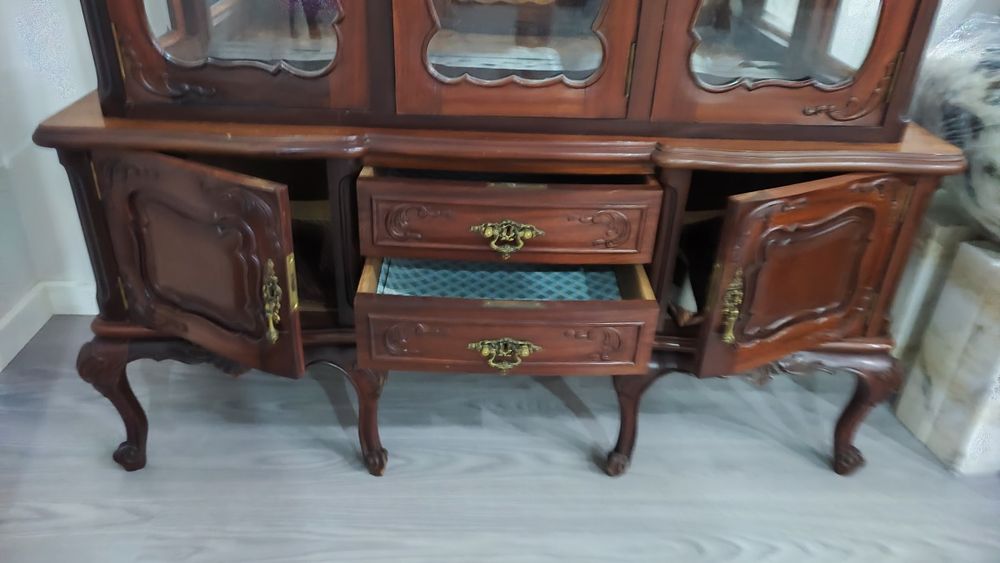 Cristaleira QUEEN ANNE, Vidro Biselado, 2 Espelhos. 120 X 43 x 176cm.
