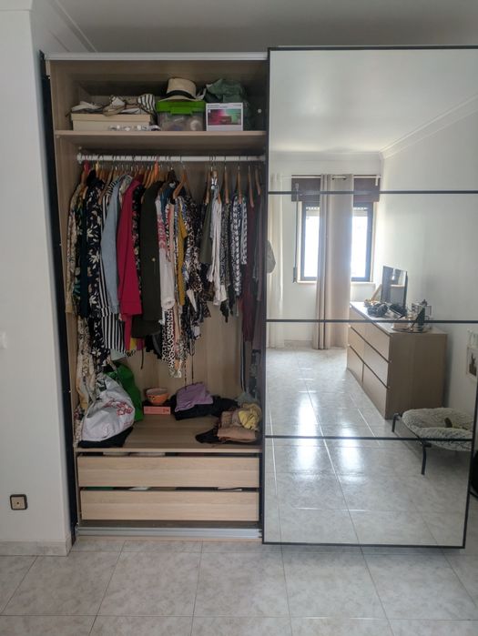 Roupeiro Ikea com porta em espelho