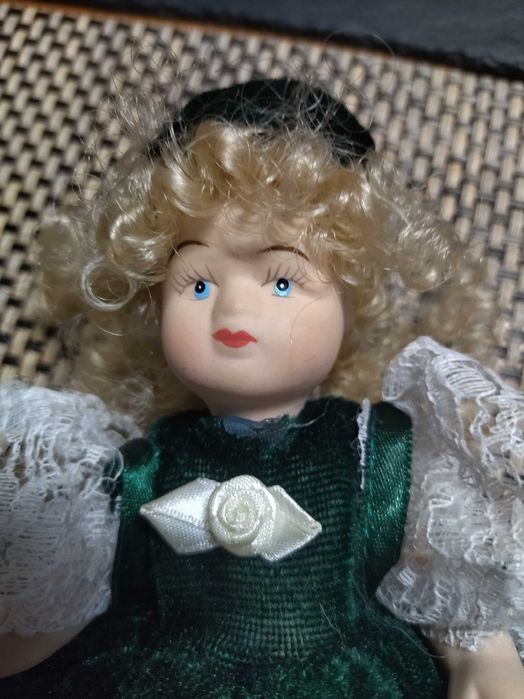 Boneca dos anos 90 em porcelana, tamanho médio.