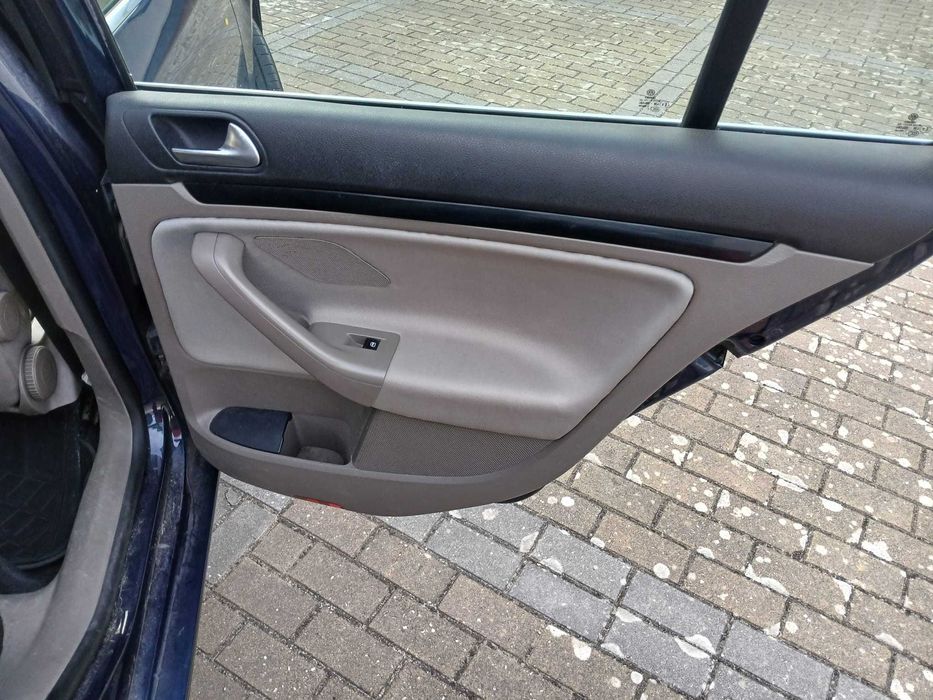 VW Golf Variant 2.0 TDi Confortline DSG 140 cv