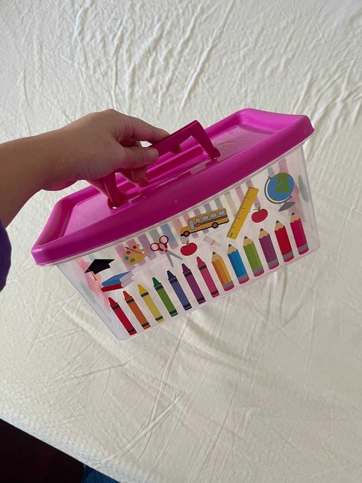 Caixa de plástico com pega e tampa rosa, tema escolar