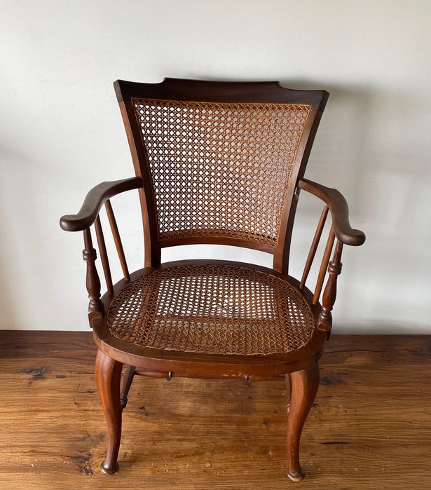 Duas cadeiras antigas com palhinha