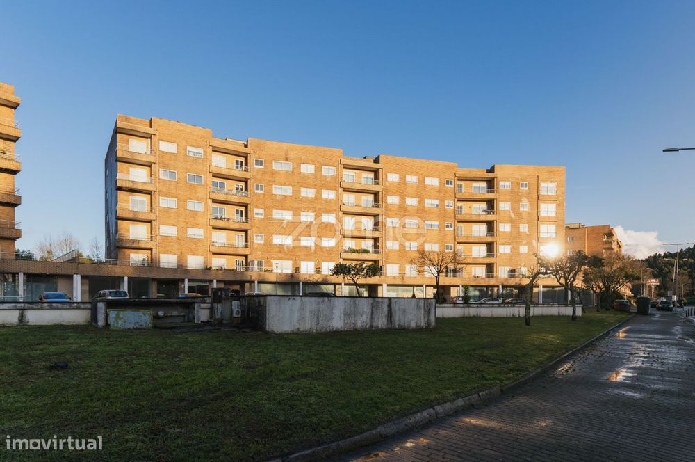 Loja Comercial com Excelente Montra e Localização em Valongo