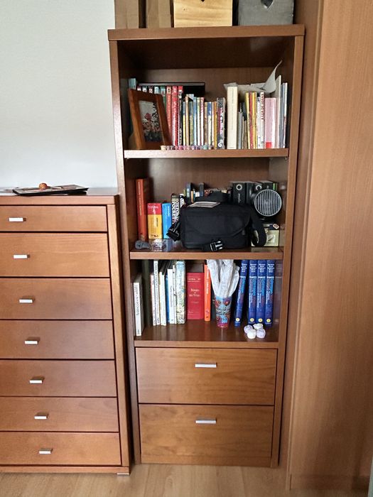 Estante em madeira com gavetas