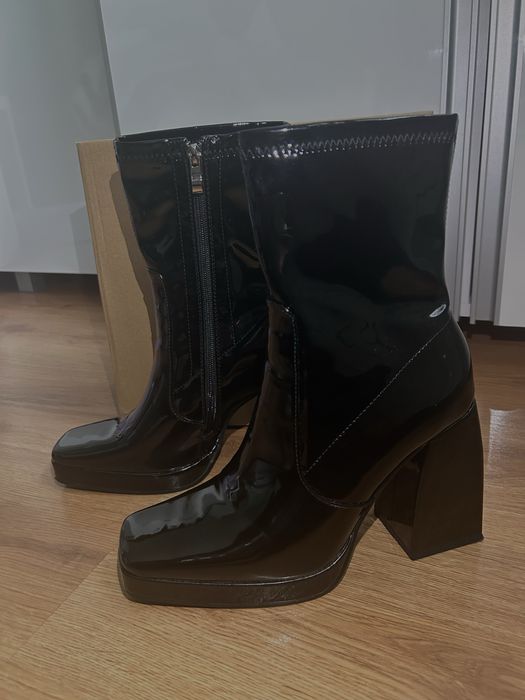 czarne kozaki na słupku