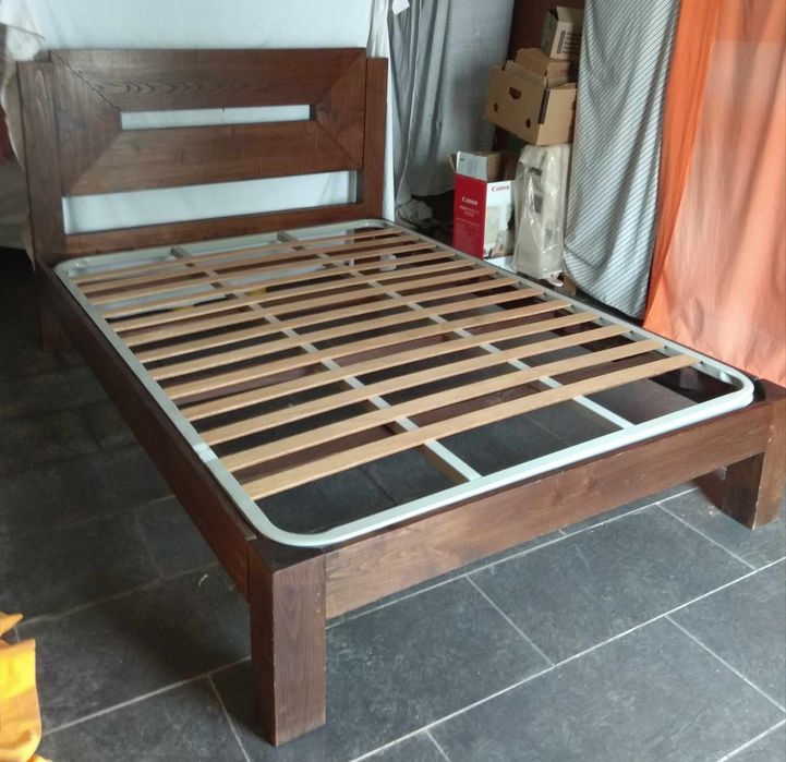 Cama em madeira com estrado