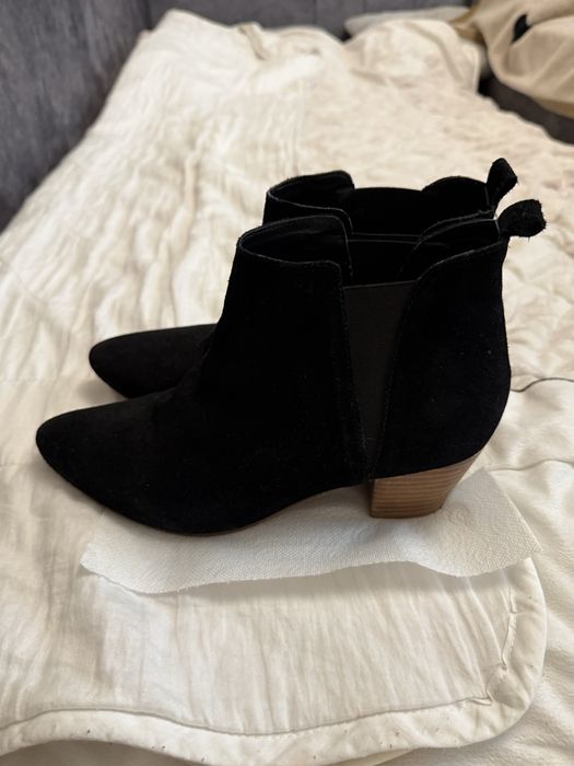 Взуття жіноче та чоловіче