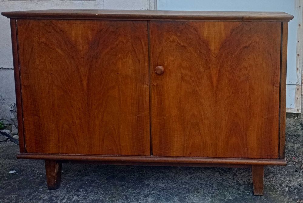 PRL lat 60 – tych. Biblioteczki, witryny i komoda