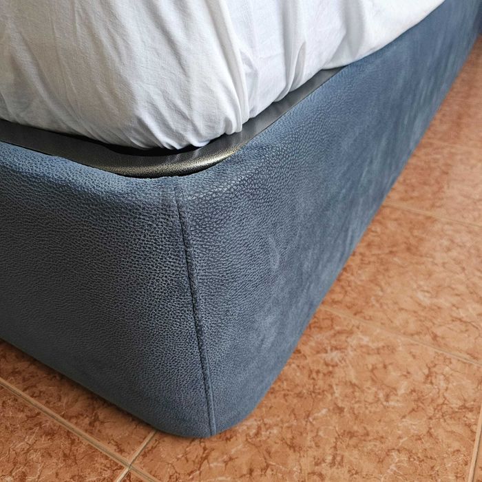 Cama Estofada Azul com Cabeceira Alta + Estrado | 140x190 Perfeito estado