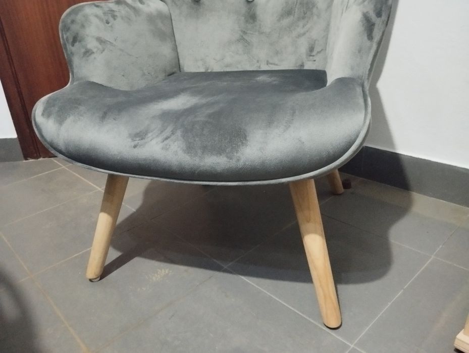 Poltrona cinza em veludo