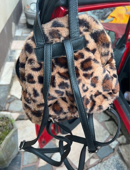 Mochila leopardo com pelo