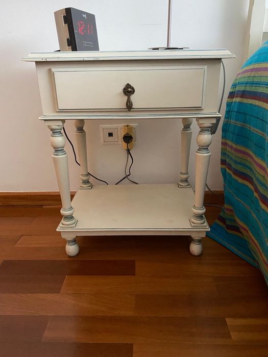 Mesinha de cabeceira de madeira