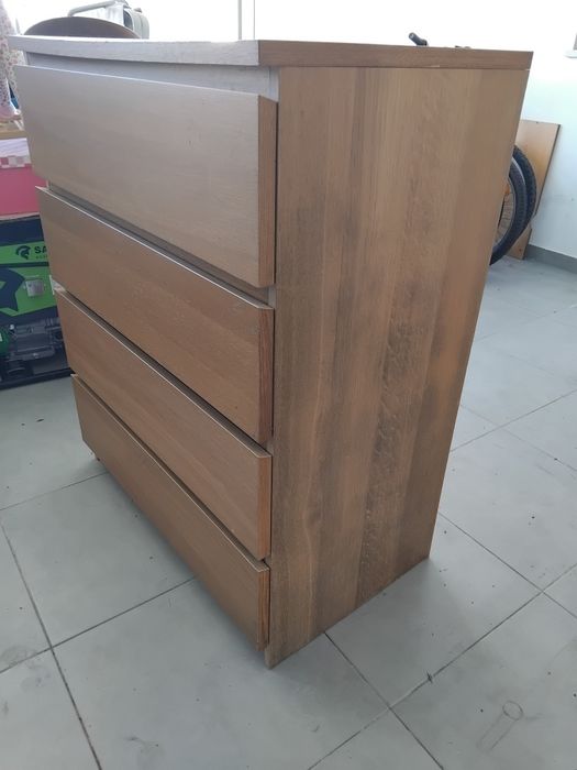 Cómoda  com 4 gavetões