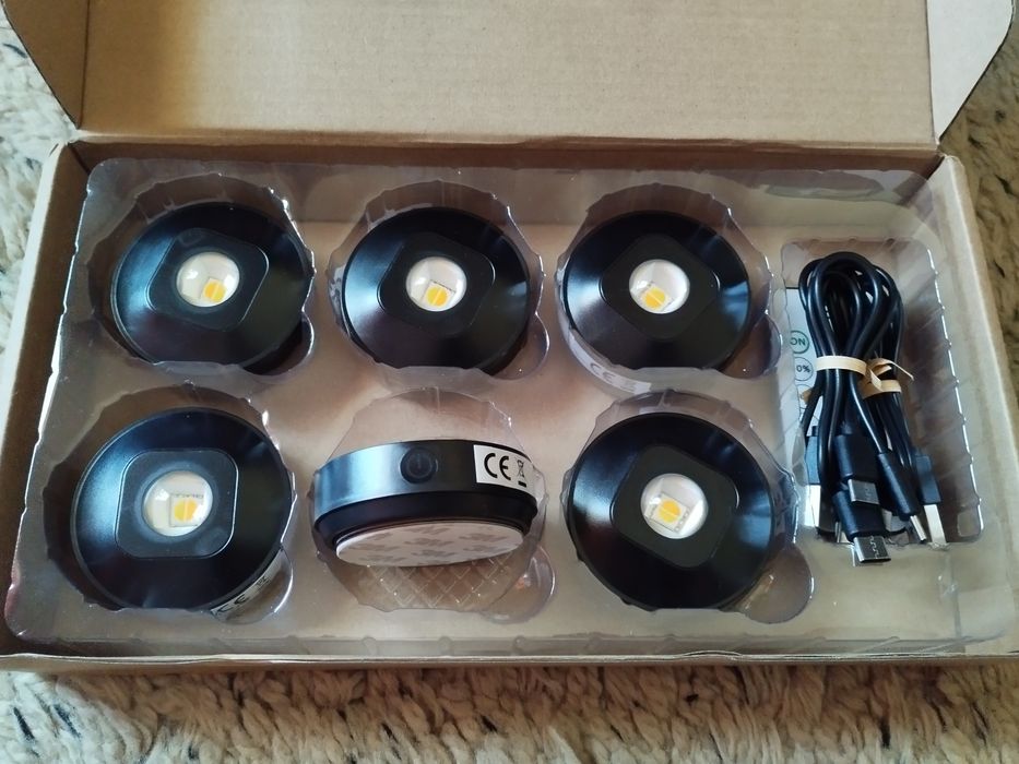 Focos de luz amarelada