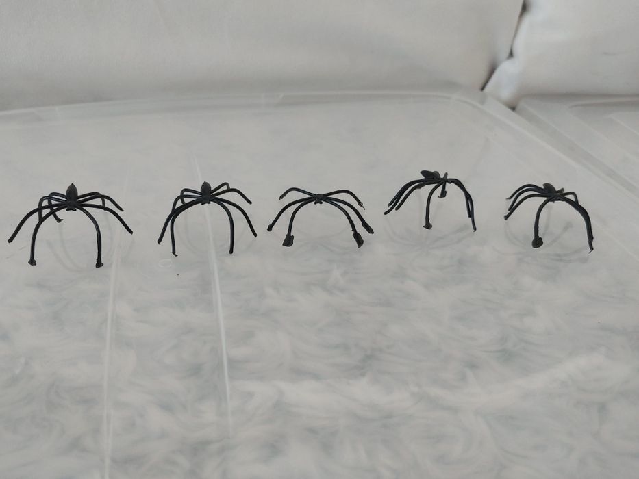 Zestaw 9 figurek pająków