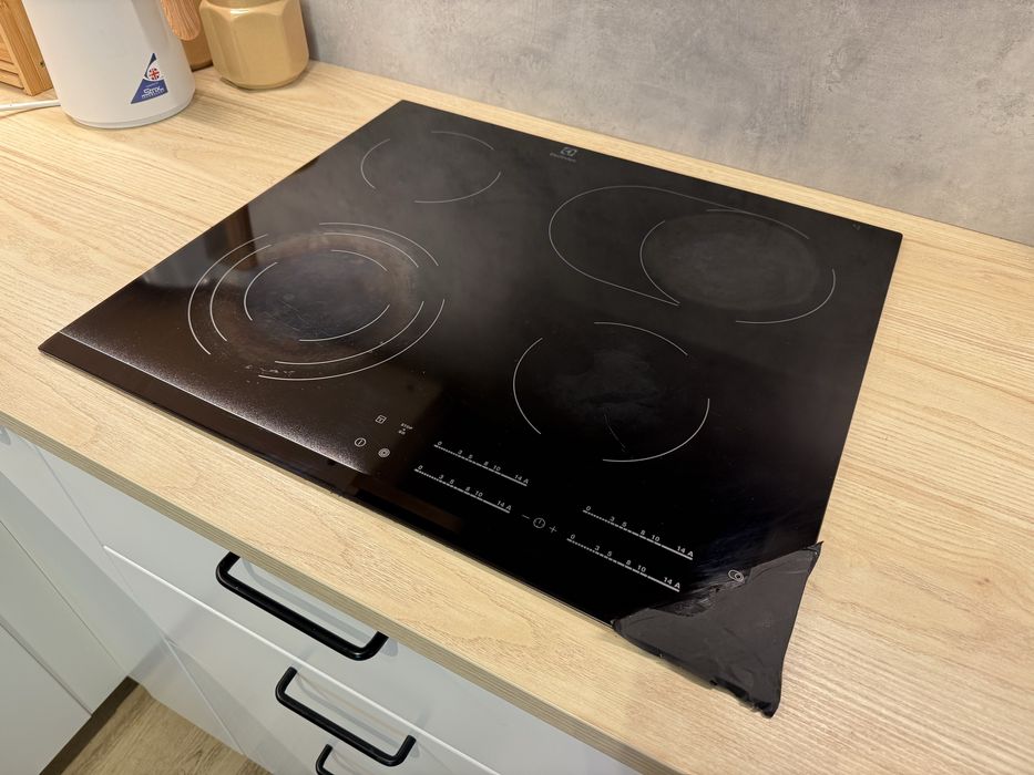 Płyta ceramiczna Elektrolux EHF6547FXK sprawna, zbity róg