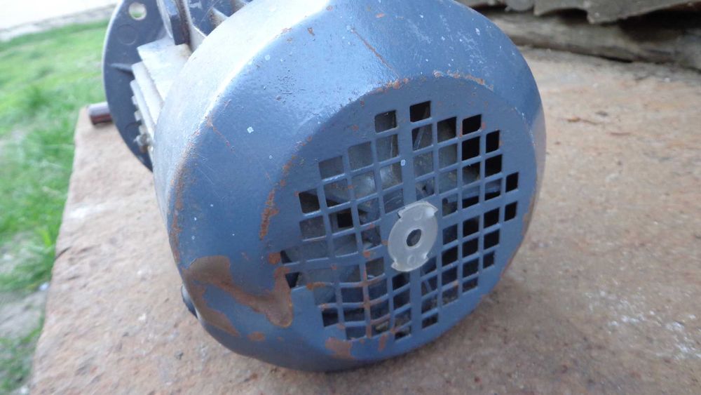 Електродвигун від швейної машинки