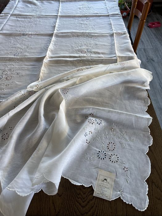 Toalha de mesa em linho com bordado madeirense c/ 12 guardanapos