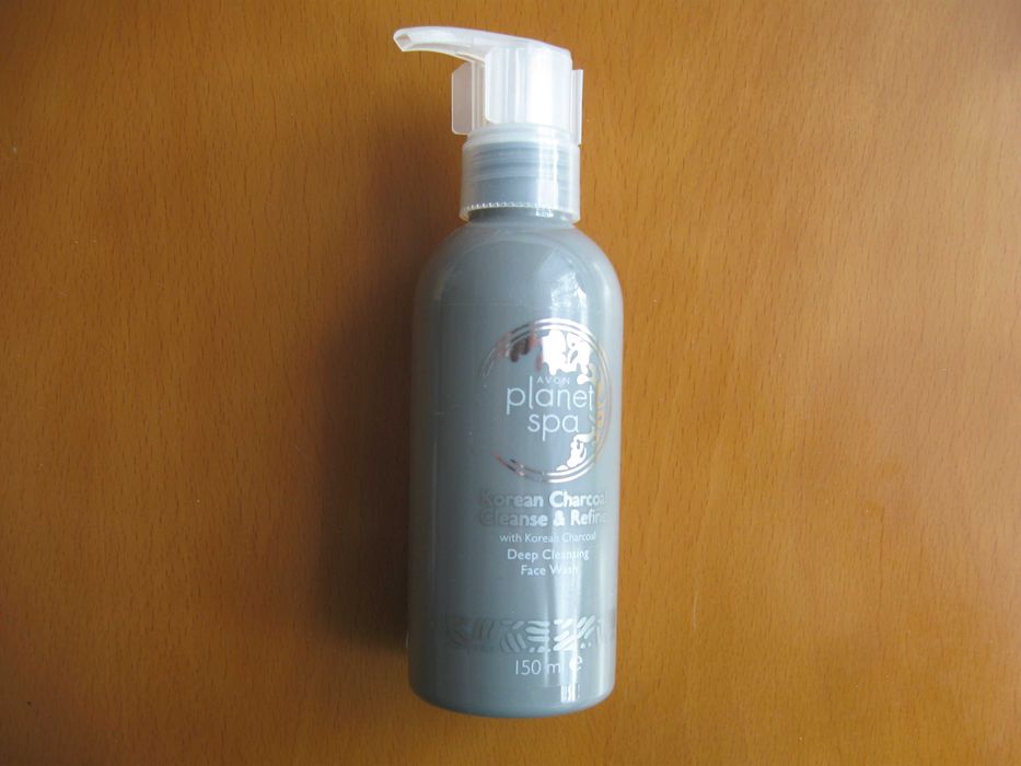 AVON Intensywnie oczyszczający płyn do mycia twarzy z aktywnym węglem