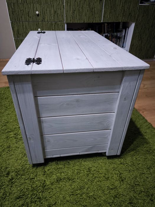 Pojemna skrzynia/stolik na kółkach do pokoju dziecięcego