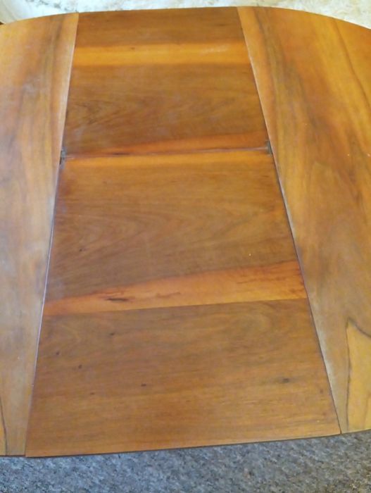 Drewniany okrągły stół