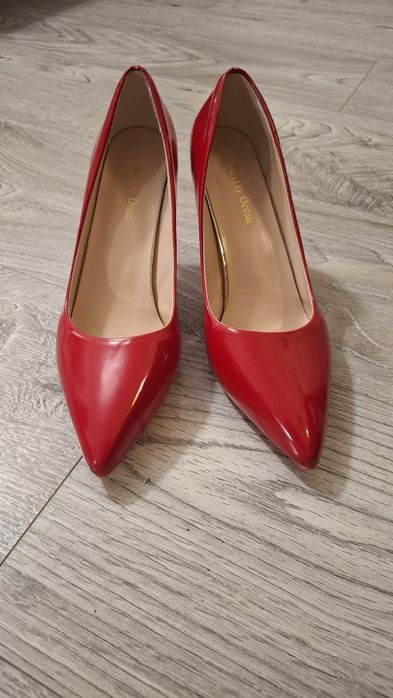 Czerwone szpilki buty na obcasie