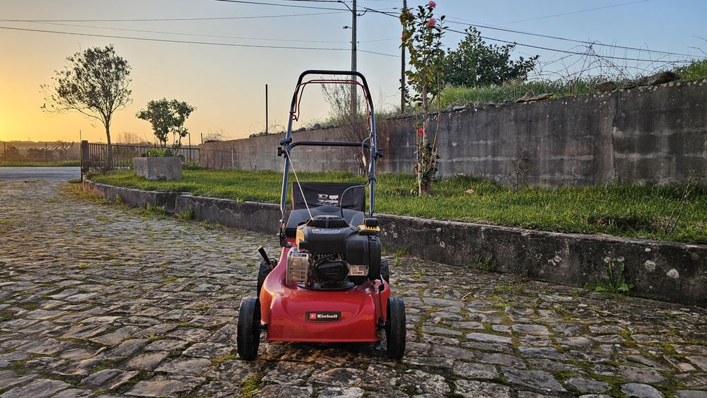 Corta relva com motor