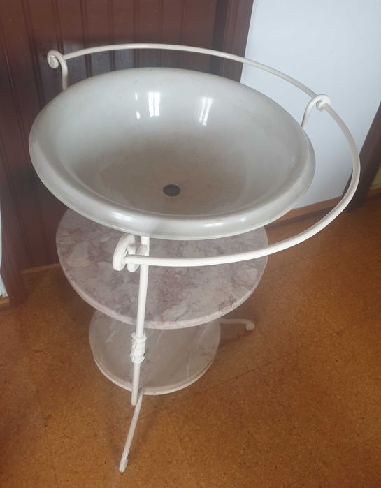 Lavatório de ferro antigo com pedra mármore