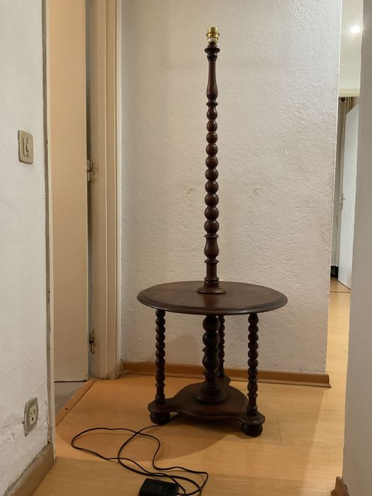 Candeeiro de pé com mesa de apoio