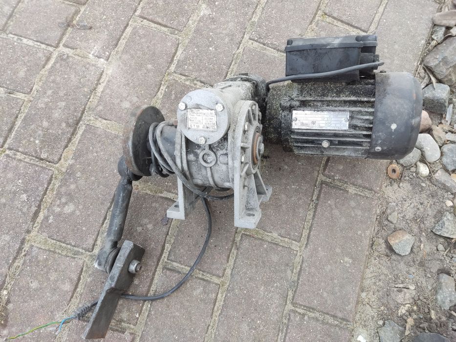 Silnik podajnika do pieca z przekładnią sprawny