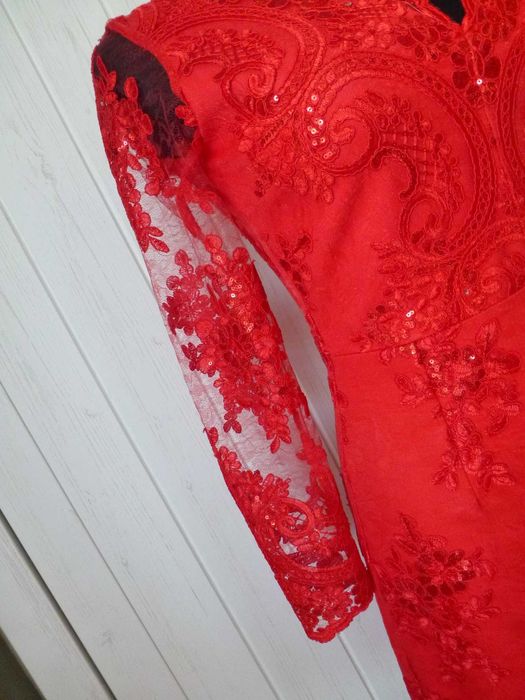 Czerwona koronkowa sukienka z cekinami Emo XS S
