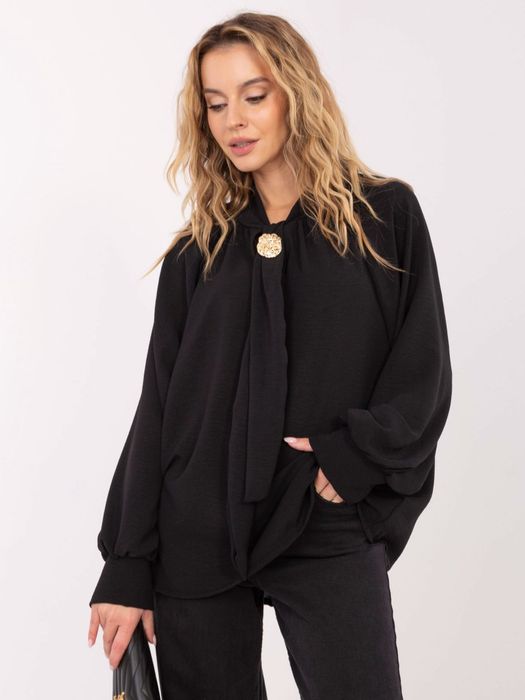 Czarna elegancka bluzka z wiązaniem i broszką – Stylowy Wieszak